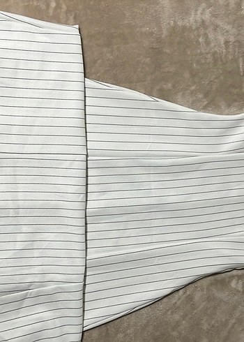 Minimal beyaz çizgili elbise - zamansız şıklık - Görsel 2