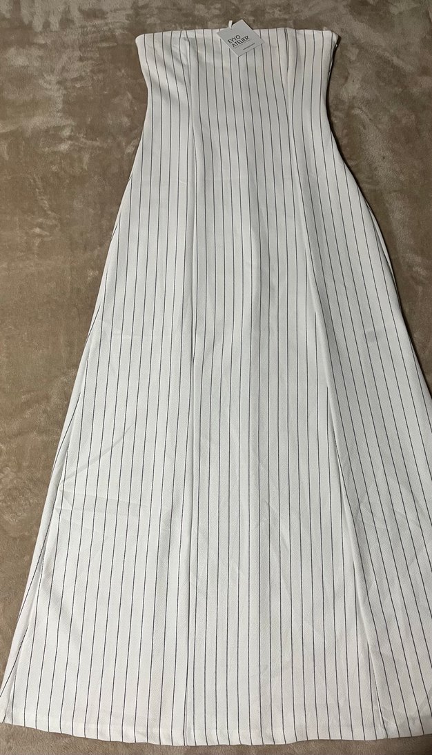 Minimal beyaz çizgili elbise - zamansız şıklık - Görsel 3