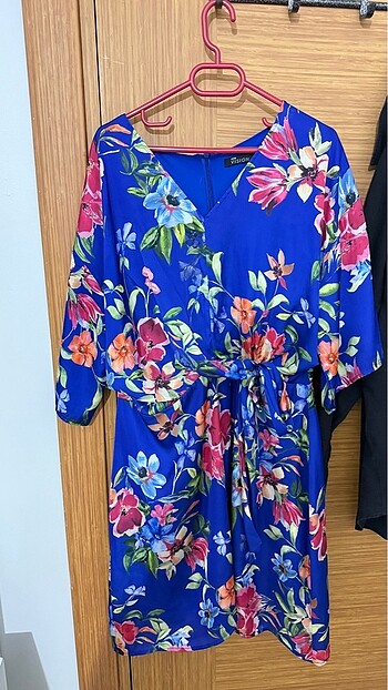 LC Waikiki Mavi Renkli çiçekli saten elbise