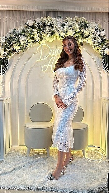 Beyaz dantelli elbise