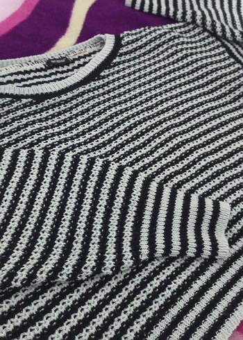 kadın siyah-beyaz çizgili kısa kesim kazak - Görsel 2