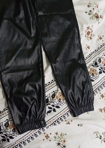 Siyah Deri Kemerli Rahat Kesim Kadın Pantolon - Görsel 3