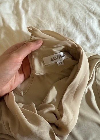 Bej Yüksek Yakalı Drapeli Kadın Bluz - Görsel 3