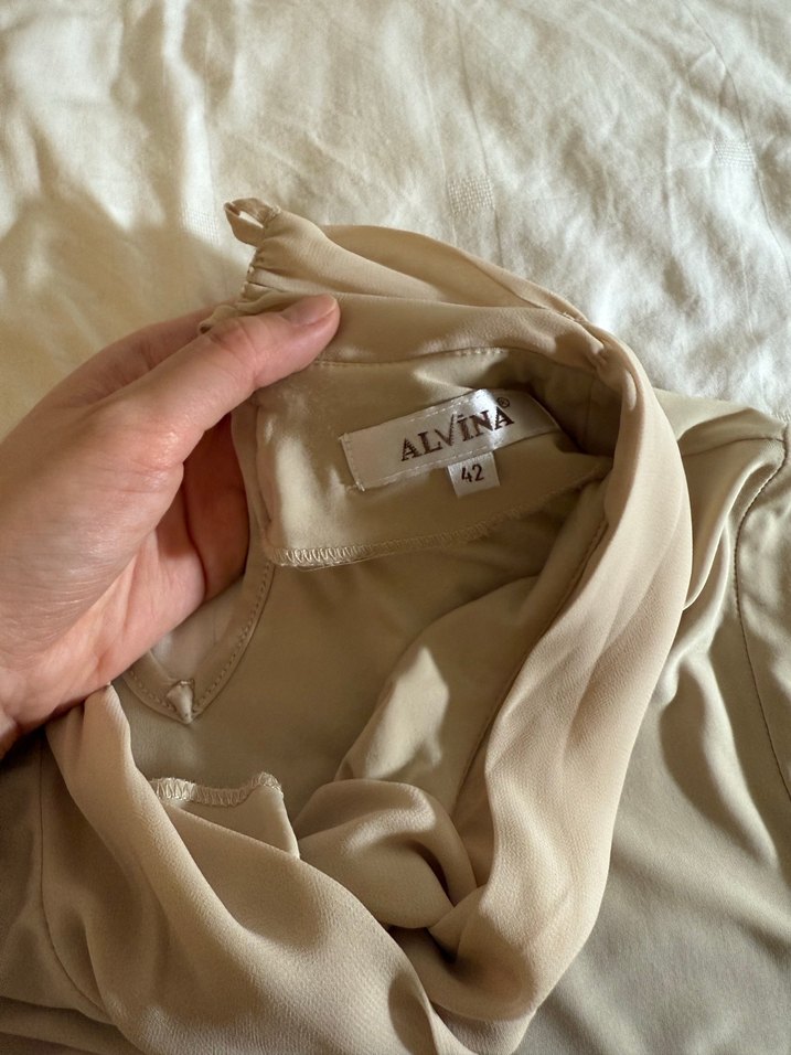 Bej Yüksek Yakalı Drapeli Kadın Bluz - Görsel 3