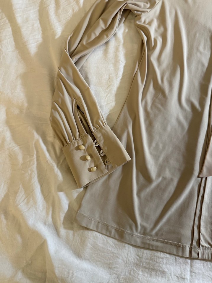 Bej Yüksek Yakalı Drapeli Kadın Bluz - Görsel 2