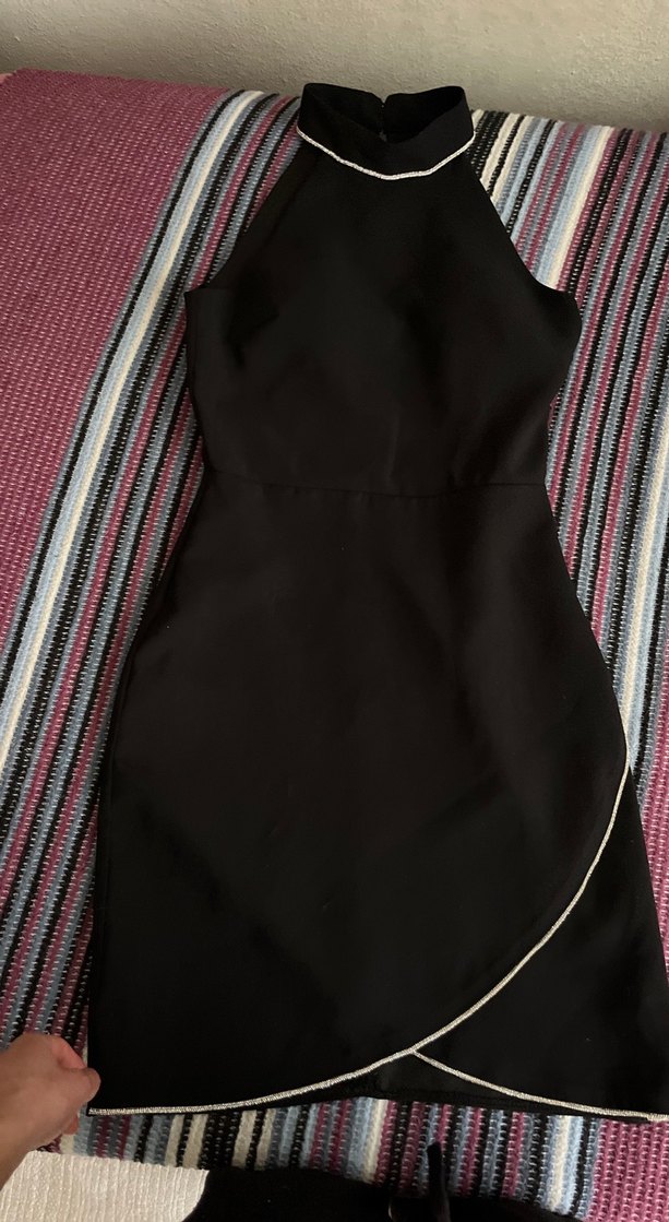 Siyah Midi Yüksek Yaka Kolsuz Elbise - Görsel 3