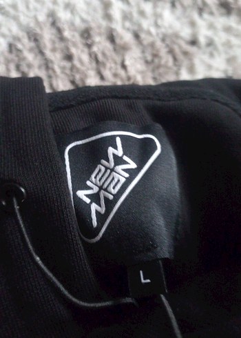 Siyah kapşönlü erkek swit - Görsel 2