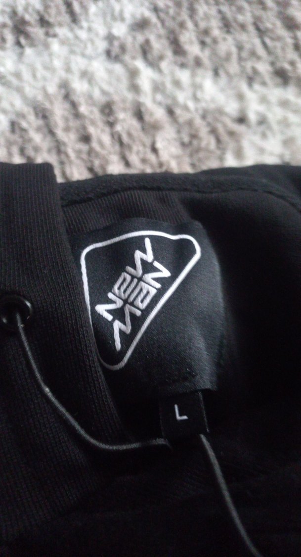 Siyah kapşönlü erkek swit - Görsel 2