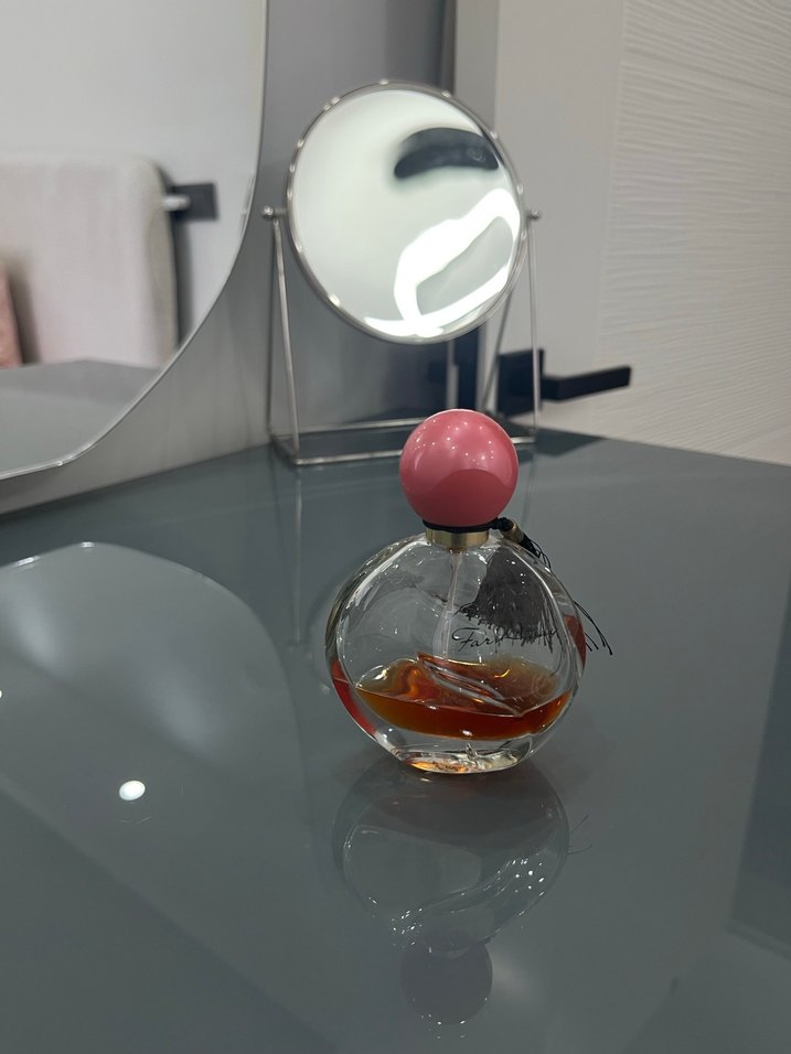 Yuvarlak Şişede Kadın Parfümü - Görsel 2