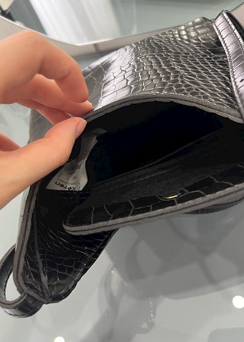 Kemer Detaylı Siyah Yılan Derisi Desenli Deri Çanta - Görsel 3