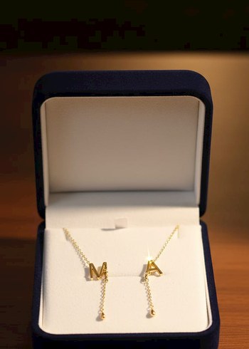 Altın Renkli Mini Harf Kolye - Görsel 3