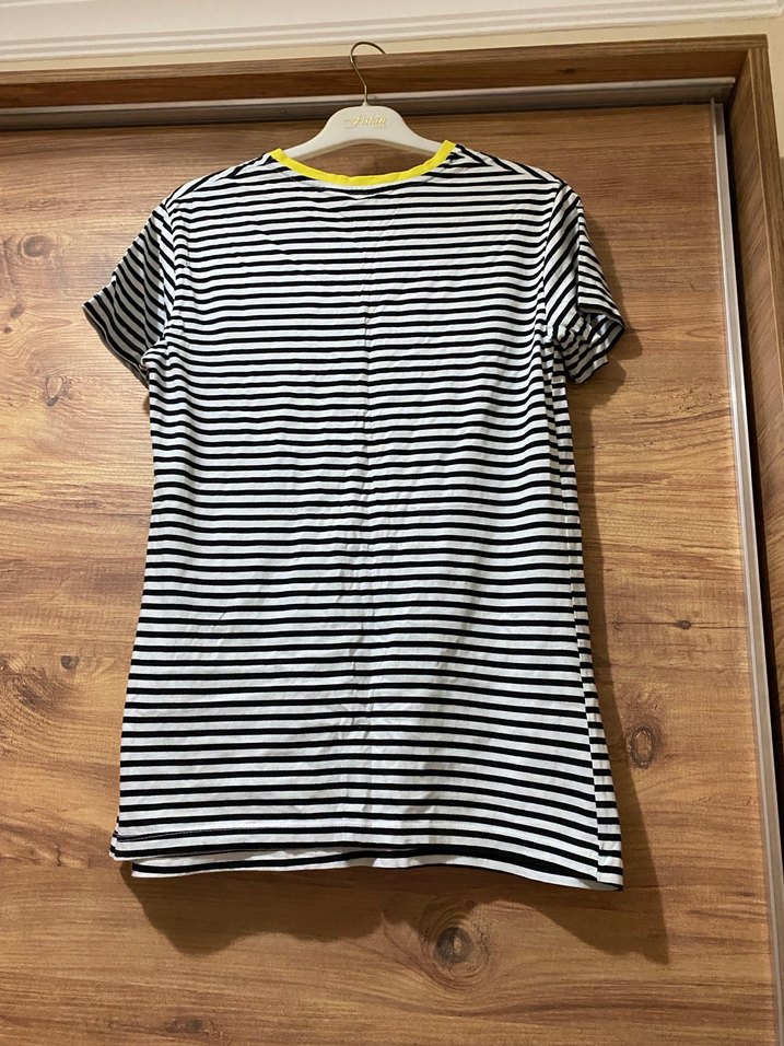 Siyah Beyaz Çizgili Sarı Yaka Tişört - Görsel 2
