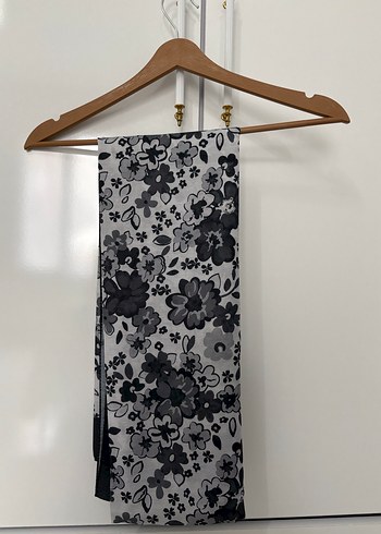 Gri Çiçek Desenli Şal - Görsel 2