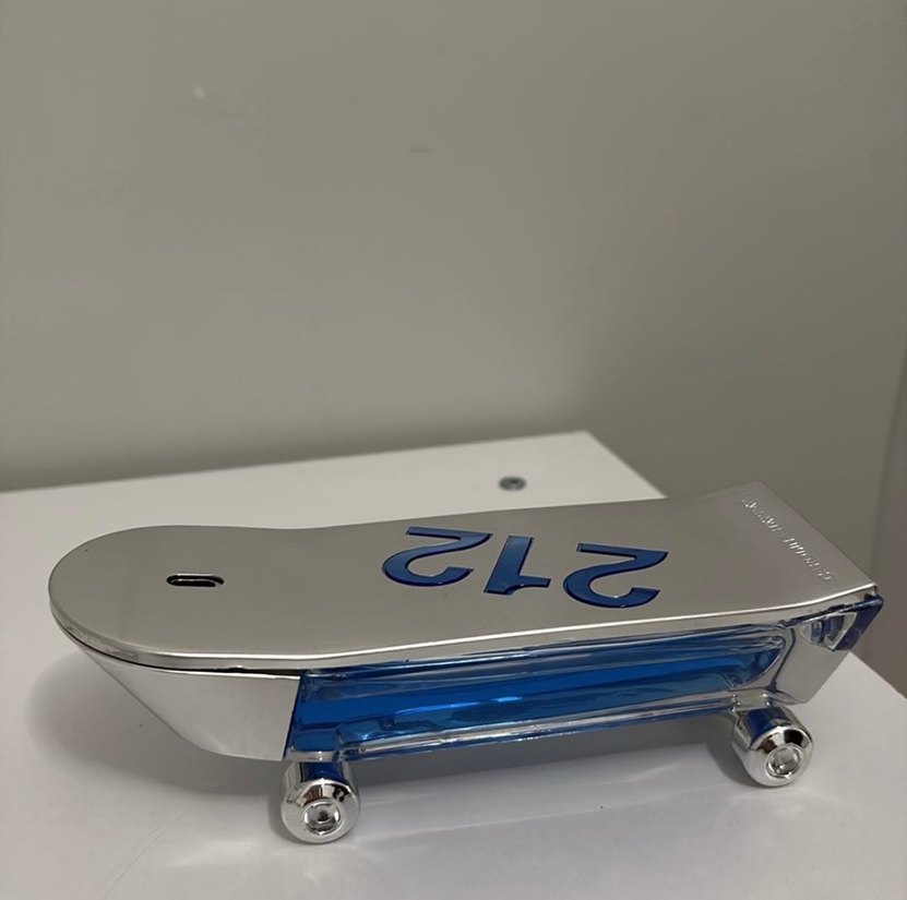 Carolina Herrera 212 Erkek Parfümü - Görsel 3