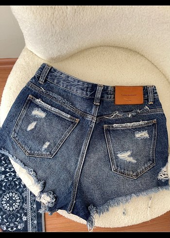 Zara Kadın Yırtık Mini Denim Şort