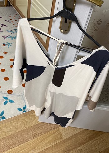 Beyaz V Yakalı Baskılı Kadın Mini Bluz - Görsel 2