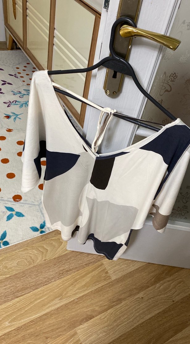 Beyaz V Yakalı Baskılı Kadın Mini Bluz - Görsel 2