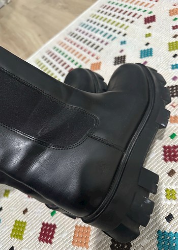 Siyah Tokalı Kadın Goth Bot - Görsel 3