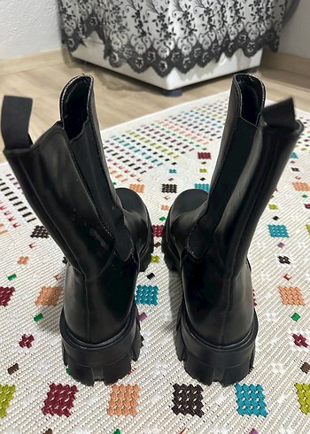 Siyah Tokalı Kadın Goth Bot - Görsel 2