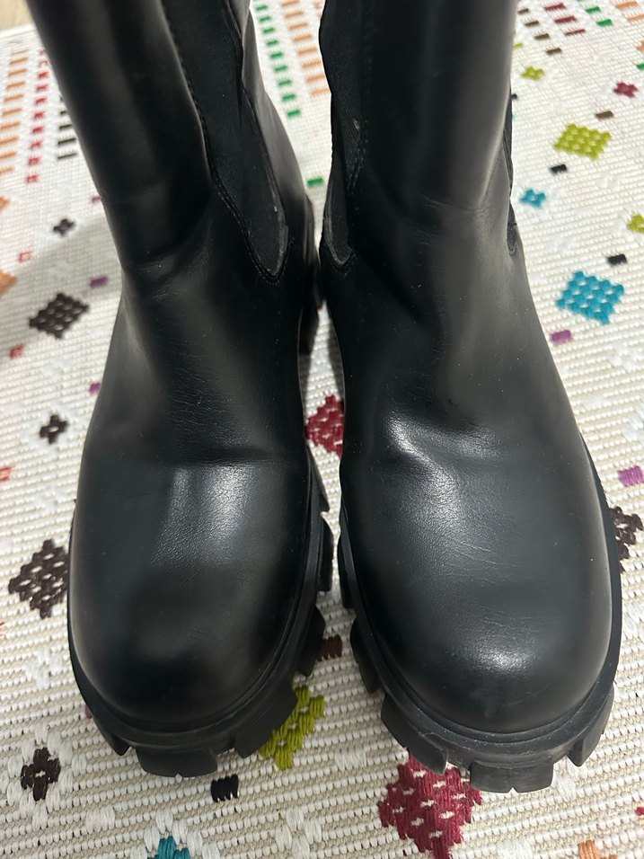 Siyah Tokalı Kadın Goth Bot - Görsel 4