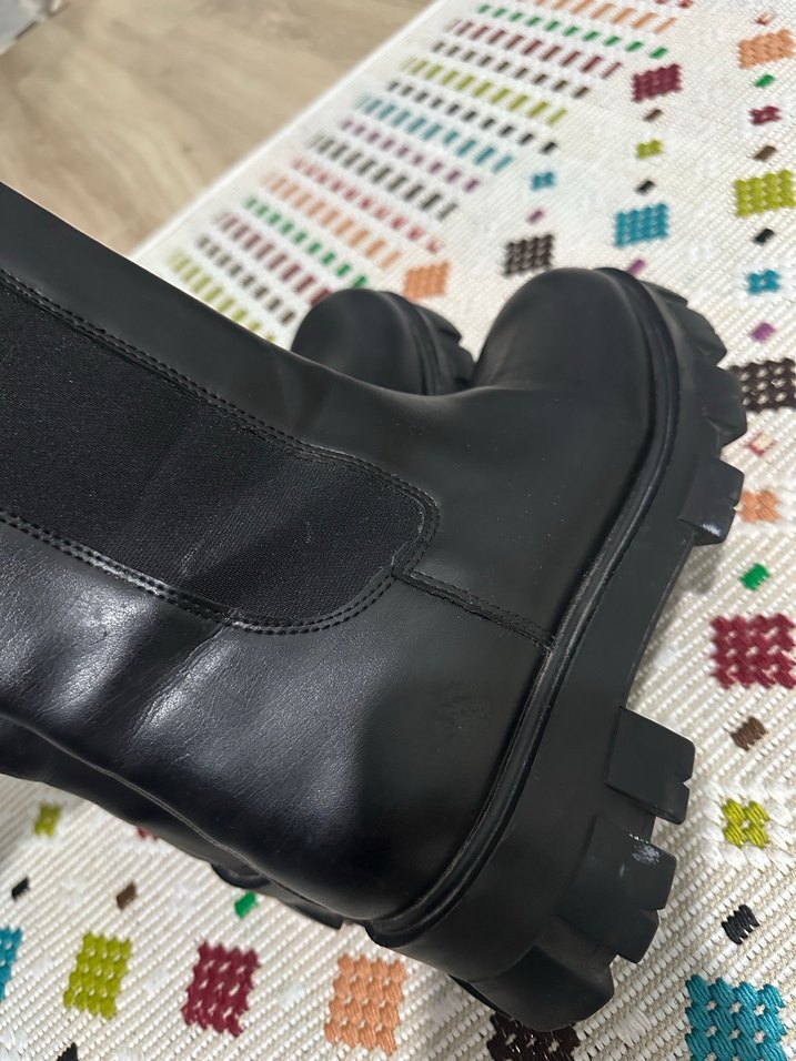 Siyah Tokalı Kadın Goth Bot - Görsel 3