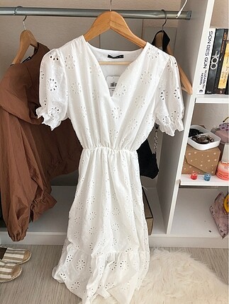 Beyaz güpür detaylı etiketli elbise