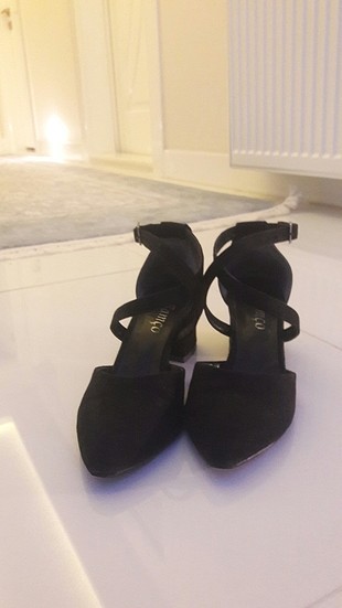 topuklu siyah bantlı ayakkabı