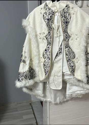 Beyaz Kürklü Nakışlı Erkek Çocuk Takımı - Görsel 2