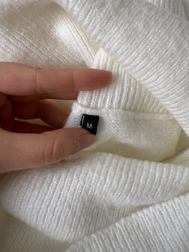 Beyaz omuzları açılan Tüylü Kadın Triko - Görsel 2