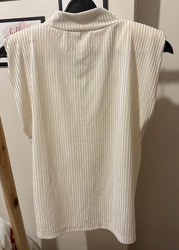 Beyaz Piliseli Kolsuz Bluz - Görsel 2