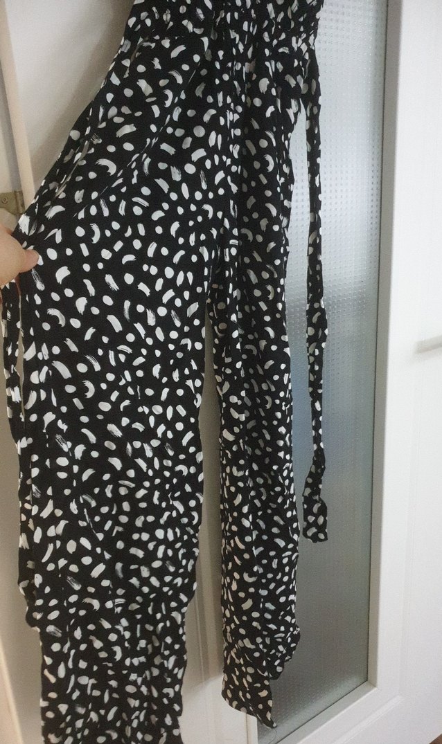 Siyah V Yakalı Piliseli Uzun Elbise - Görsel 2