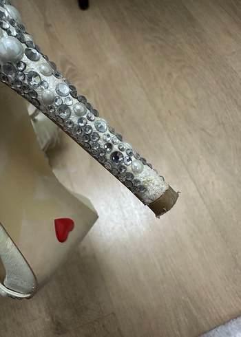 Beyaz Tüylü Boncuklu Yüksek Topuklu Kadın Ayakkabı - Görsel 4