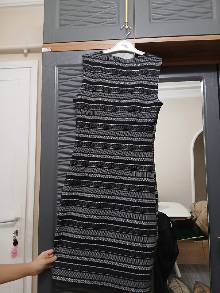 V Yaka Çizgili Midi Gri Elbise - Görsel 4