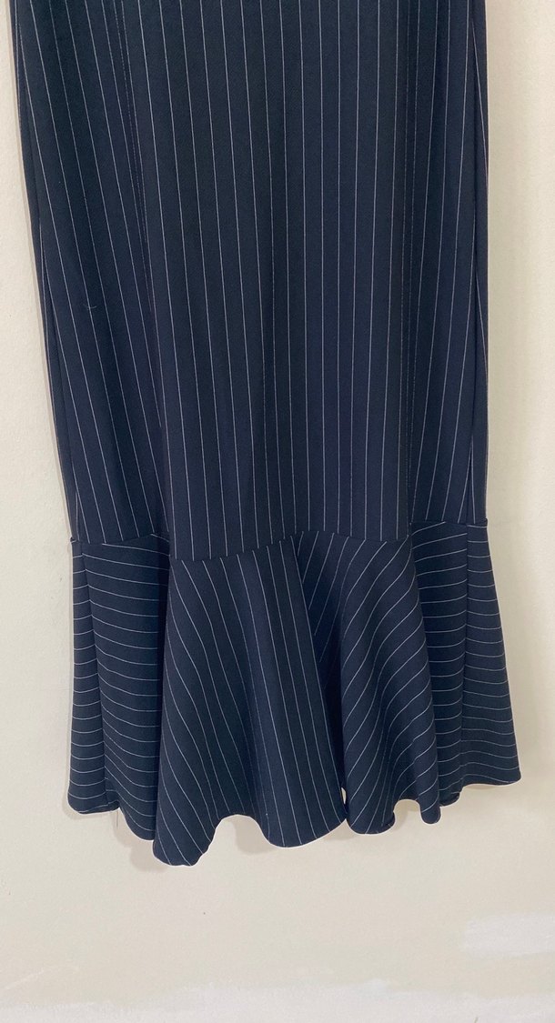 Siyah beyaz çizgili v yakalı elbise - Görsel 3