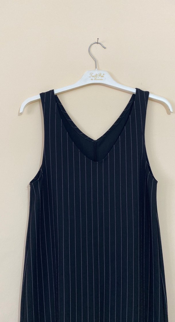 Siyah beyaz çizgili v yakalı elbise - Görsel 2