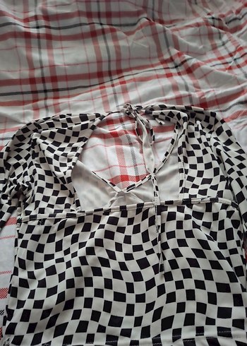 Kadın V Yaka Kareli Uzun Kollu Bluz arkası dekolteli - Görsel 2