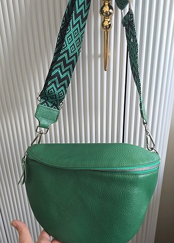 Yılan Desenli Yeşil Çanta - Görsel 2