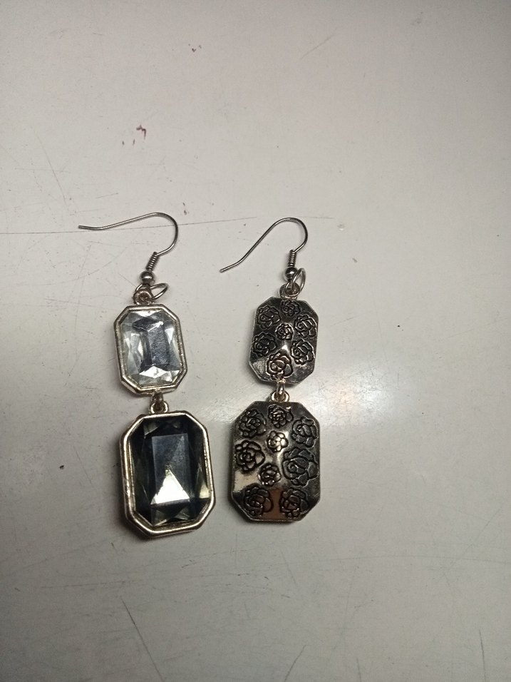 boncuklu küpe ve parlak gri taşlı küpe - Görsel 3