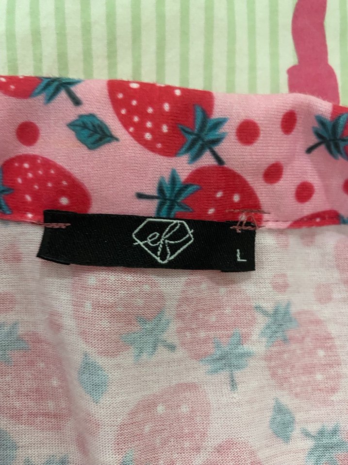 Düğmeli Pembe Çilek Desenli Kadın Gömlek - Görsel 3