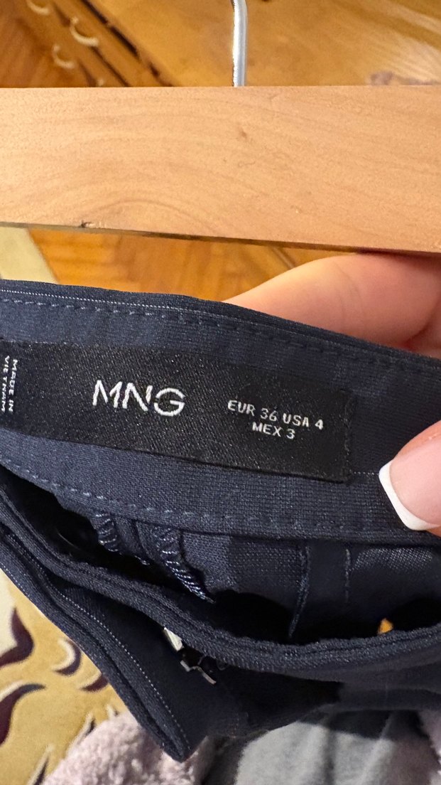 Mango Koyu Lacivert İnce Çizgili Kumaş Pantolon — görsel 4/5