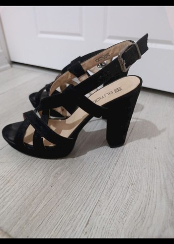 çapraz şeritli siyah süet topuklu ayakkabı - Görsel 3