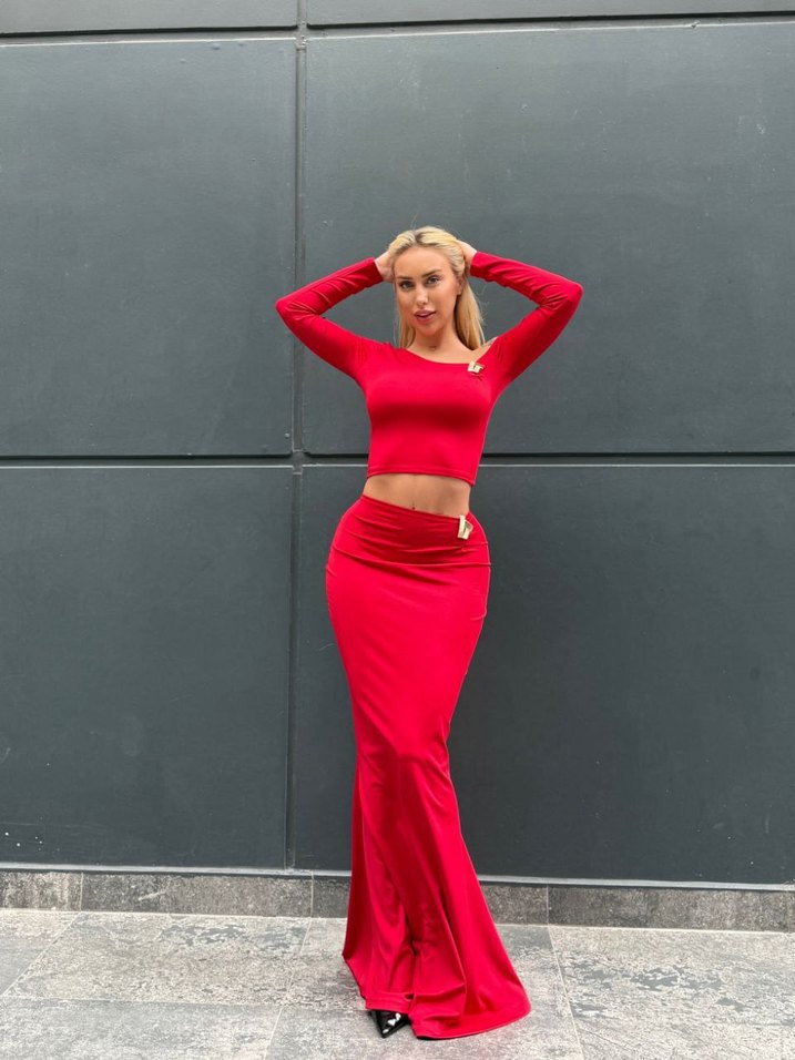 Uzun Kollu Kırmızı Parlak Kadın Elbise - Görsel 2