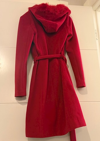 Kırmızı Yakası Tüylü Kemerli Kaban - Görsel 2