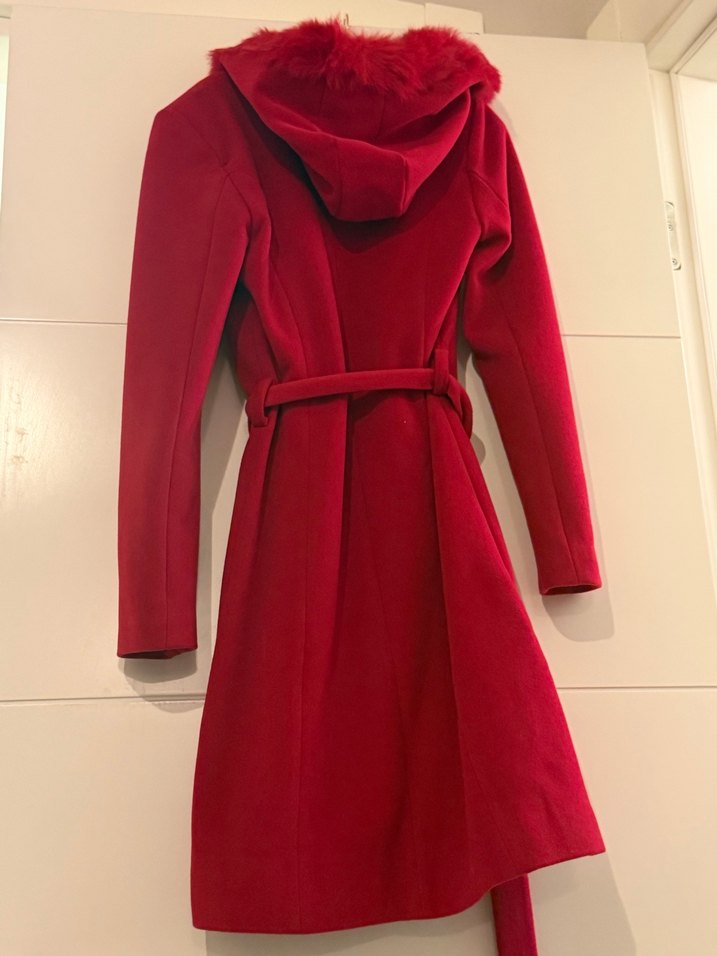 Kırmızı Yakası Tüylü Kemerli Kaban - Görsel 2