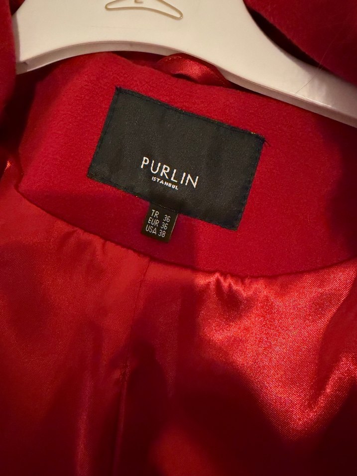 Kırmızı Yakası Tüylü Kemerli Kaban - Görsel 3