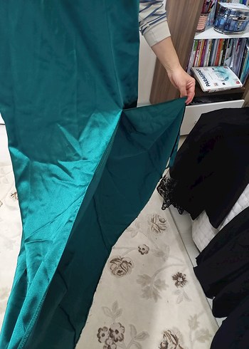 zümrüt yeşili saten yırtmaçlı abiye elbise - Görsel 2