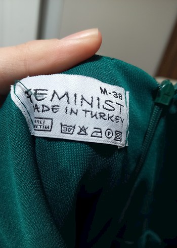 zümrüt yeşili saten yırtmaçlı abiye elbise - Görsel 4