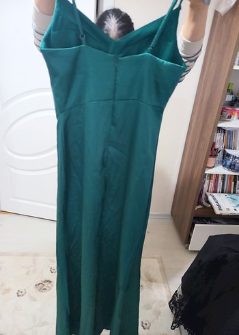 zümrüt yeşili saten yırtmaçlı abiye elbise - Görsel 3