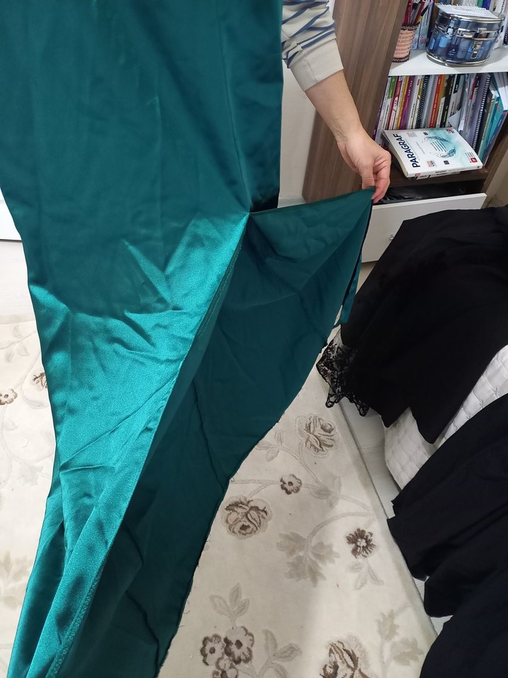 zümrüt yeşili saten yırtmaçlı abiye elbise - Görsel 2