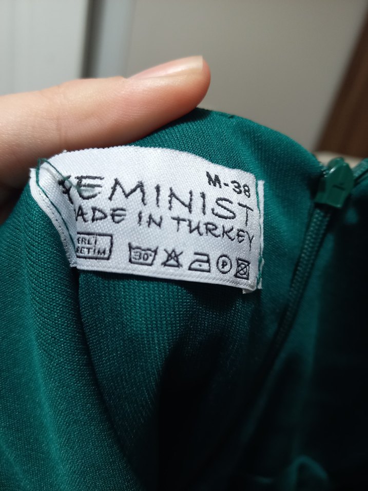 zümrüt yeşili saten yırtmaçlı abiye elbise - Görsel 4